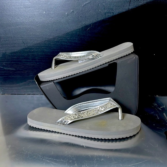 Gray Glitter Flip Flops Sz 6M - Picture 2 of 14